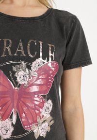 Born2be - Czarny Bawełniany T-shirt z Metalicznym Napisem i Motylem Zarevalia. Okazja: na co dzień. Kolor: czarny. Materiał: bawełna. Wzór: napisy. Styl: sportowy, klasyczny, elegancki, casual #4
