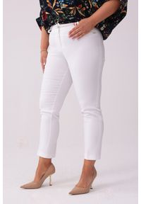 Moda Size Plus Iwanek - Casualowe białe spodnie cygaretki Bruna w kant OVERSIZE XXL. Okazja: na co dzień. Kolor: biały. Materiał: tkanina, poliester, bawełna. Długość: krótkie. Styl: casual
