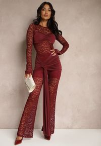 Renee - Bordowy Komplet z Koronki Zdobiony Trenem Spodnie o Szerokim Kroju i Bluzka Longsleeve Feladi. Kolor: czerwony. Materiał: koronka. Wzór: aplikacja, koronka #5