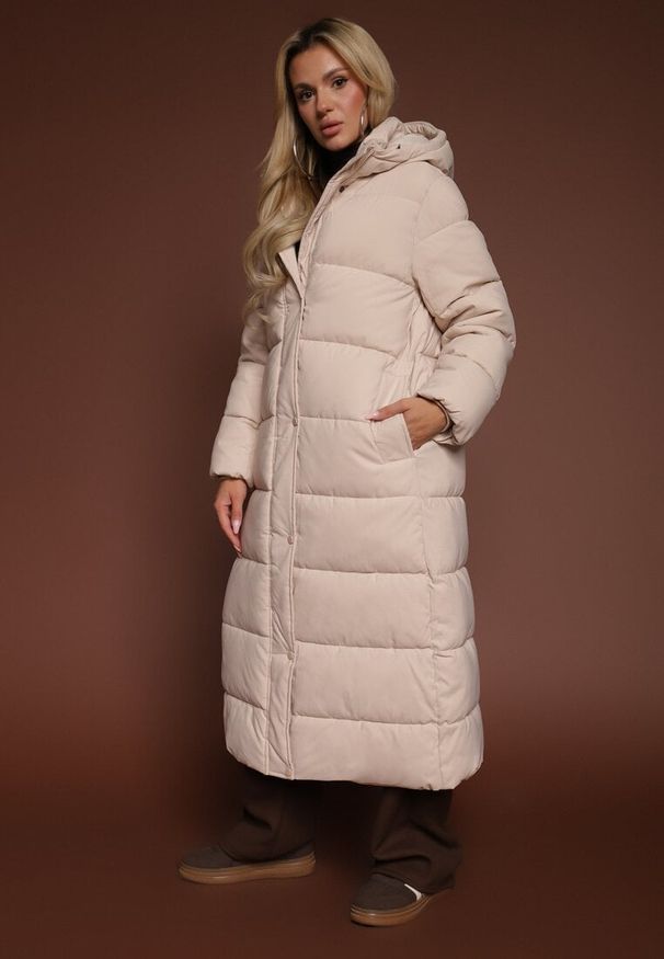 Renee - Jasnobeżowa Kurtka o Długim Kroju z Kapturem Ozdobiona Pikowaniem Aforriva. Okazja: na co dzień. Typ kołnierza: kaptur. Kolor: beżowy. Materiał: jeans. Długość: długie. Wzór: aplikacja. Styl: casual, klasyczny