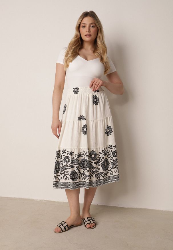 Born2be - Biało-Czarna Rozkloszowana Spódnica z Wiskozy w Kwiatowy Wzór Masterore. Okazja: do pracy, na co dzień. Kolor: biały. Materiał: wiskoza. Wzór: kwiaty. Styl: casual