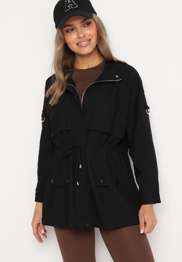 Born2be - Czarna Kurtka Parka z Kapturem Ściągana Troczkami z Regulowanymi Rękawami Terilles. Okazja: na co dzień. Typ kołnierza: kaptur. Kolor: czarny. Materiał: jeans. Styl: elegancki, casual