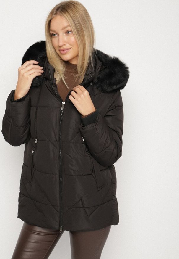Born2be - Czarna Pikowana Kurtka z Kapturem z Futerkiem w Klasycznym Stylu Mindrie. Okazja: na spacer, na co dzień. Typ kołnierza: kaptur. Kolor: czarny. Materiał: futro. Wzór: aplikacja. Styl: klasyczny