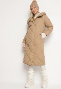 Born2be - Ciemnobeżowa Kurtka Płaszcz z Geometrycznym Pikowaniem Johnatta. Kolor: beżowy. Wzór: geometria #4