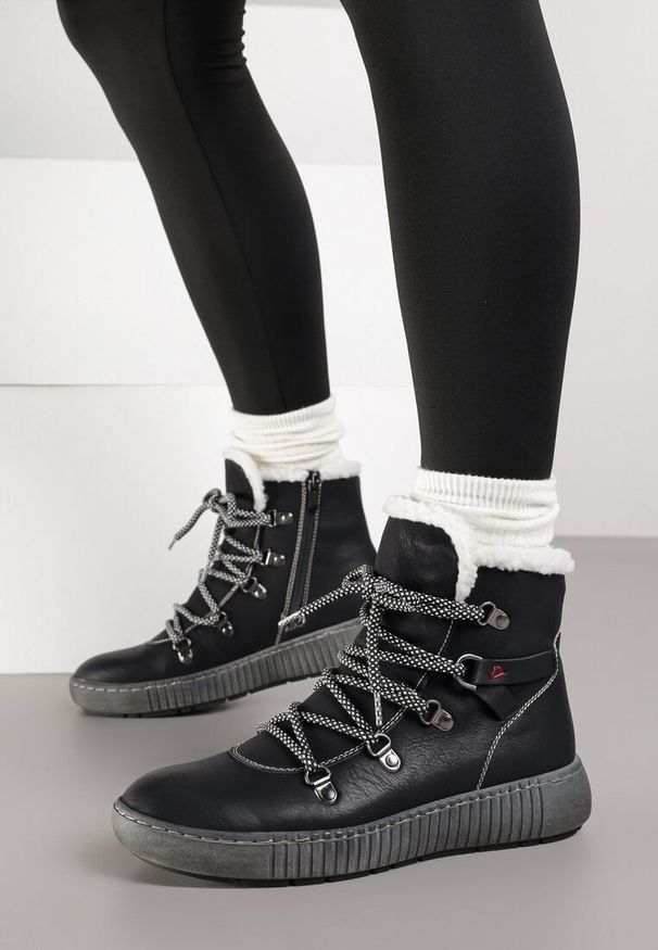 Born2be - Czarne Botki Traperki z Ozdobnym Sznurowaniem i Tłoczoną Podeszwą Fasitta. Okazja: na co dzień, na spacer. Kolor: czarny. Materiał: jeans, futro. Styl: casual, elegancki