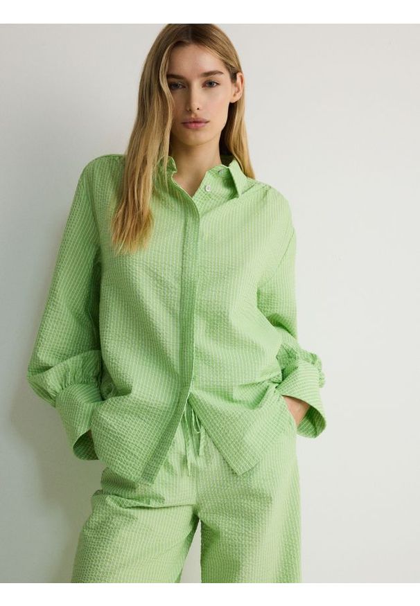 Reserved - Koszula oversize w piżamowym stylu - zielony. Kolor: zielony. Materiał: tkanina, wiskoza, bawełna