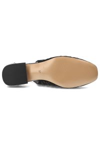 Czółenka damskie S.Barski, skóra naturalna ażurowa cholewka fason slingback regulowany pasek niski geometryczny obcas lekka konstrukcja, czarne, CR61. Zapięcie: pasek. Kolor: czarny. Materiał: skóra. Wzór: ażurowy, geometria. Obcas: na obcasie. Styl: elegancki. Wysokość obcasa: średni #5