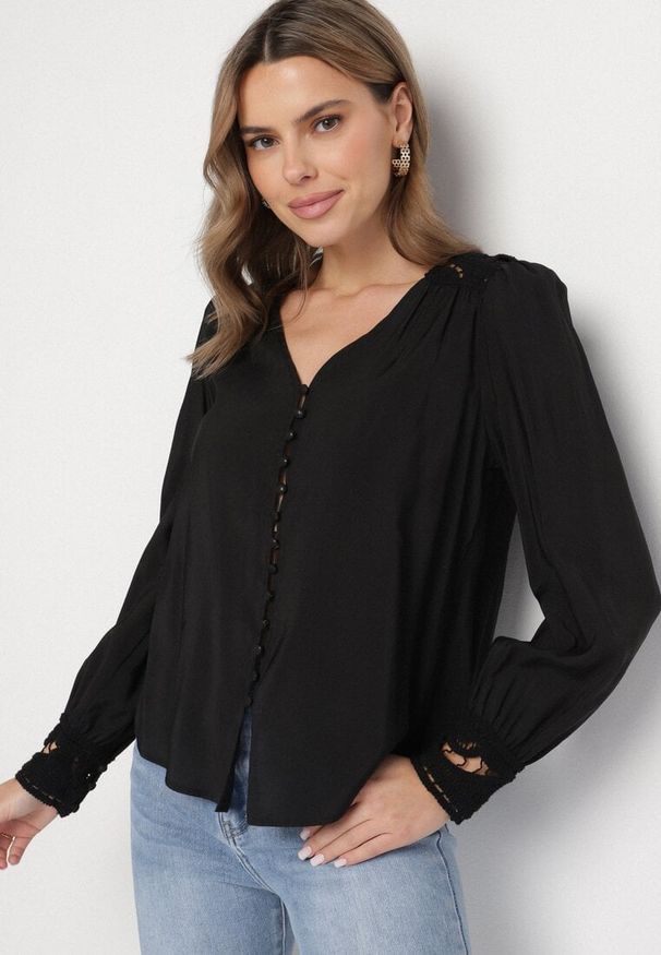 Born2be - Czarna Koszula z Ażurowymi Wstawkami Nanlira. Okazja: na co dzień. Kolor: czarny. Materiał: jeans. Wzór: ażurowy. Styl: casual