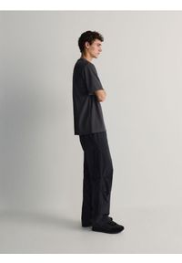 Reserved - Spodnie loose fit - czarny. Kolor: czarny. Materiał: bawełna, tkanina