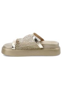 Złote Klapki S.Barski Eleganckie Obuwie Damskie. Okazja: na spacer, na co dzień. Kolor: złoty. Wzór: aplikacja. Sezon: lato. Obcas: na platformie. Styl: elegancki #7