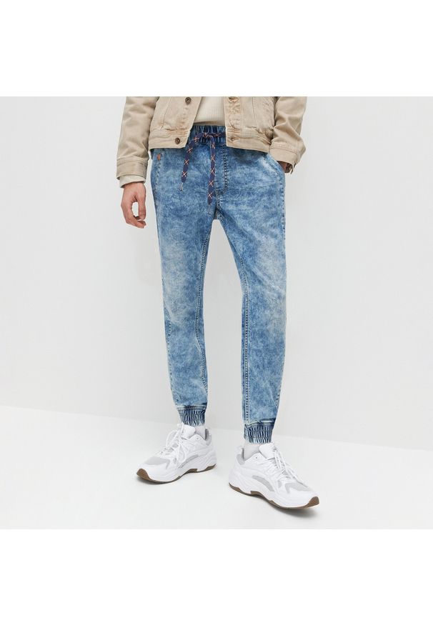 Reserved - Spodnie jeansowe jogger - Niebieski. Kolor: niebieski