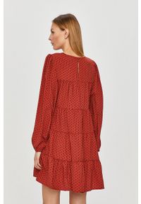 JDY - Jacqueline de Yong - Sukienka. Kolor: czerwony. Materiał: tkanina. Długość rękawa: długi rękaw. Typ sukienki: rozkloszowane #3