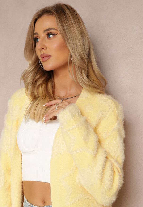Renee - Żółty Długi Kardigan Puszysty Aborra. Kolekcja: plus size. Kolor: żółty. Materiał: tkanina, dzianina. Długość: długie. Wzór: aplikacja