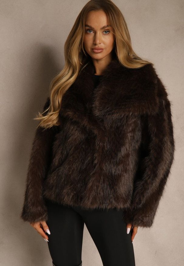 Renee - Brązowa Kurtka Futerko Ozdobione Cieniowanym Motywem Monideva. Kolor: brązowy. Materiał: futro. Wzór: aplikacja. Sezon: wiosna. Styl: elegancki