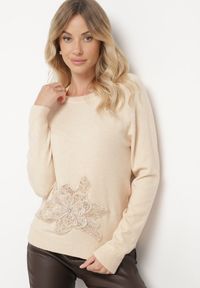 Born2be - Beżowy Sweter Ozdobiony Cekinami Koralikami i Cyrkoniami w Kształcie Kwiatka Romiella. Okazja: na co dzień. Kolor: beżowy. Materiał: jeans. Wzór: aplikacja, kwiaty. Styl: klasyczny, casual, elegancki