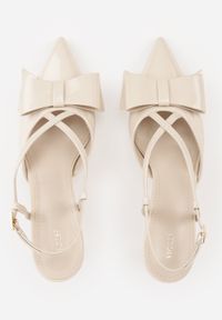 Born2be - Beżowe Eleganckie Szpilki VICES z Ozdobną Kokardą Adrelena. Nosek buta: szpiczasty. Zapięcie: sprzączka. Kolor: beżowy. Wzór: aplikacja. Materiał: skóra, lakier. Sezon: lato. Obcas: na szpilce. Styl: elegancki. Wysokość obcasa: średni #7