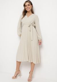 Born2be - Jasnobeżowa Sukienka Mesyre. Okazja: na randkę, do pracy. Typ kołnierza: dekolt w kształcie V. Kolor: beżowy. Materiał: materiał. Typ sukienki: kopertowe, plisowane. Długość: midi #7