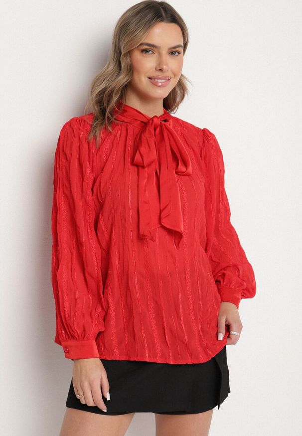 Born2be - Czerwona Koszulowa Bluzka z Tłoczonej Tkaniny z Wiązaniem przy Dekolcie Sepiane. Okazja: na spotkanie biznesowe, do pracy, na co dzień. Kolor: czerwony. Materiał: tkanina. Długość rękawa: długi rękaw. Długość: długie. Wzór: aplikacja. Styl: elegancki, casual, biznesowy