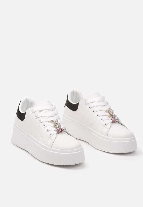 Born2be - Biało-Czarne Sneakersy na Platformie z Biżuteryjnymi Aplikacjami na Sznurówkach Noonia. Nosek buta: okrągły. Zapięcie: sznurówki. Kolor: biały. Materiał: jeans. Wzór: aplikacja. Obcas: na platformie. Wysokość obcasa: niski