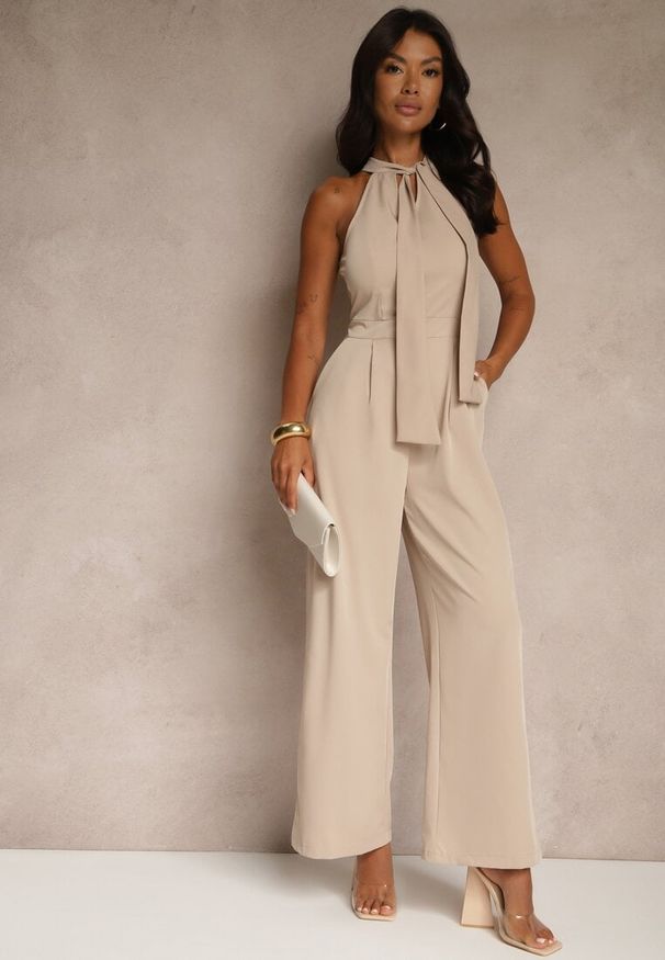 Renee - Beżowy Kombinezon Wide Leg z Ozdobnym Wiązaniem przy Szyi Silelia. Okazja: na co dzień. Kolor: beżowy. Długość rękawa: bez rękawów. Styl: klasyczny, elegancki, casual