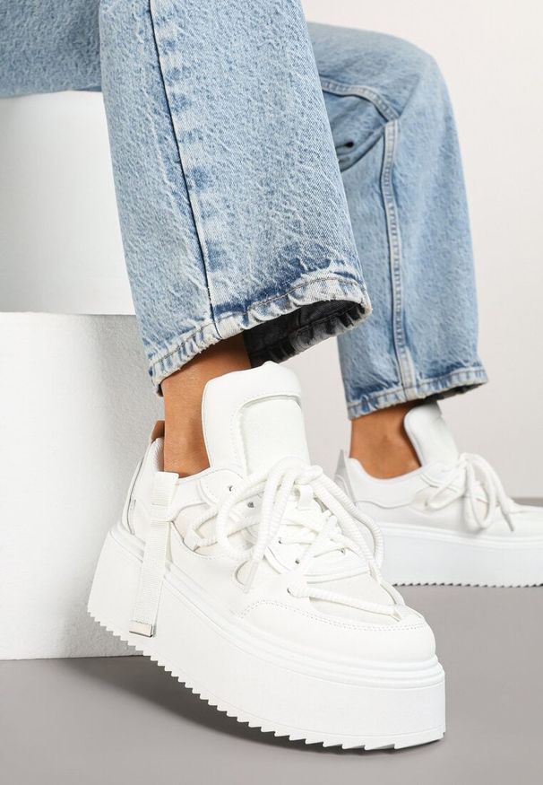 Renee - Białe Sneakersy na Platformie Ozdobione Sznurowaniem Vilvia. Okazja: na co dzień. Kolor: biały. Materiał: jeans. Wzór: aplikacja. Obcas: na platformie