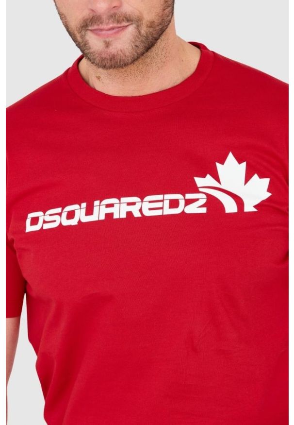 DSQUARED2 Czerwony bawełniany t-shirt z dużym logo. Kolor: czerwony. Materiał: bawełna