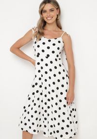 Born2be - Biała Sukienka na Wiązanych Ramiączkach w Kropki Vikiimae. Typ kołnierza: dekolt w kształcie V. Kolor: biały. Długość rękawa: na ramiączkach. Wzór: kropki #2