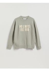 Reserved - Sweter z napisem - jasnozielony. Kolor: zielony. Materiał: bawełna, dzianina. Wzór: napisy #1