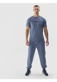 4f - 4F T-shirt regular z nadrukiem męski - niebieski M. Okazja: na co dzień. Kolor: niebieski. Materiał: bawełna, jersey, dzianina. Długość rękawa: krótki rękaw. Długość: krótkie. Wzór: nadruk. Styl: sportowy, klasyczny, casual