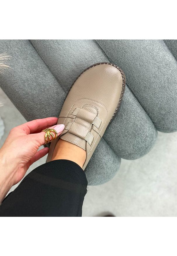 POTOCKI - Khaki skórzane półbuty damskie Potocki 15315. Okazja: na co dzień, na spacer. Nosek buta: okrągły. Zapięcie: bez zapięcia. Kolor: brązowy. Materiał: skóra. Szerokość cholewki: normalna. Sezon: wiosna, lato, jesień. Styl: casual, klasyczny, elegancki