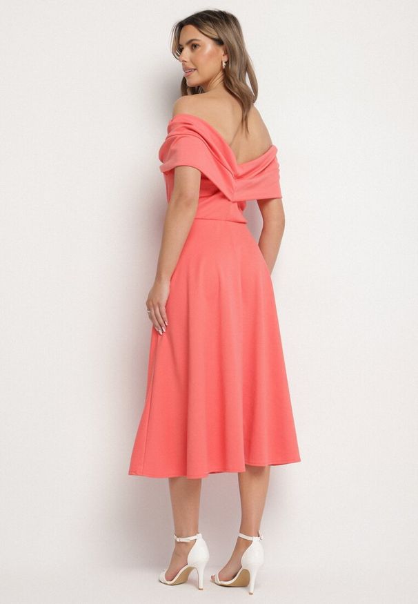 Born2be - Pomarańczowa Rozkloszowana Sukienka z Odsłoniętymi Ramionami i Drapowaniem Odilene. Okazja: na imprezę. Kolor: pomarańczowy. Sezon: lato. Typ sukienki: z odkrytymi ramionami. Styl: elegancki