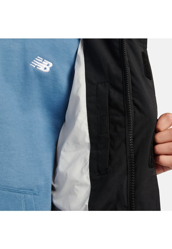 Kurtka dziecięca New Balance LAKB0287BK – czarna. Kolor: niebieski. Materiał: bawełna, poliester, materiał, nylon. Wzór: aplikacja. Sezon: zima