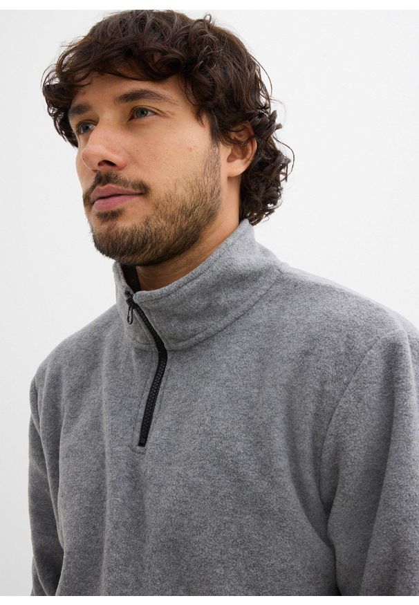 bonprix - Bluza z polaru ze stójką. Typ kołnierza: kołnierzyk stójkowy. Kolor: szary. Materiał: polar. Wzór: aplikacja