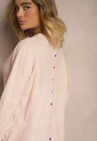 Renee - Jasnoróżowy Sweter z Kaszmirem Ozdobiony Kieszeniami Saniswena. Kolor: różowy. Materiał: kaszmir. Długość rękawa: długi rękaw. Długość: długie. Wzór: aplikacja. Styl: klasyczny, elegancki #4