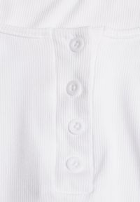 Born2be - Biały Prążkowany Top Bawełniany z Guzikami przy Dekolcie Nedera. Okazja: na co dzień. Kolor: biały. Materiał: prążkowany, bawełna. Styl: casual, klasyczny #2