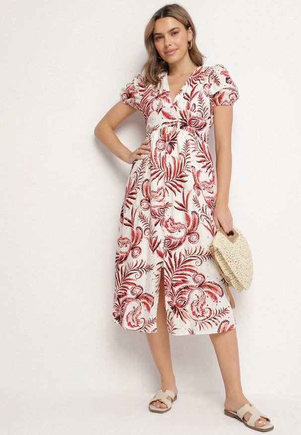 Born2be - Czerwona Rozkloszowana Sukienka z Dekoltem w Serek Zdobiona Roślinnym Wzorem Evilirae. Okazja: do pracy, na co dzień, na spotkanie biznesowe. Typ kołnierza: dekolt w serek. Kolor: czerwony. Wzór: aplikacja. Styl: casual, biznesowy