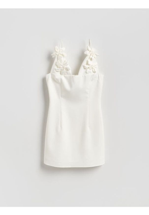 Reserved - Sukienka z kwiatową aplikacją - biały. Kolor: biały. Materiał: wiskoza, tkanina. Wzór: aplikacja, kwiaty