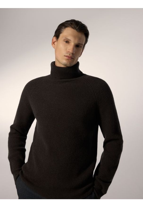 Reserved - Wełniany sweter z golfem - brązowy. Typ kołnierza: golf. Kolor: brązowy. Materiał: wełna