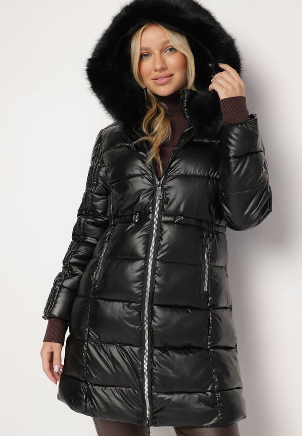 Born2be - Czarna Kurtka Pikowana z Futrzanym Kapturem Ficy. Kolor: czarny. Materiał: futro. Długość: długie. Wzór: aplikacja