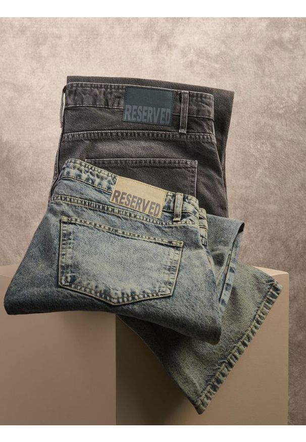 Reserved - Jeansy loose z efektem sprania - szary. Kolor: szary