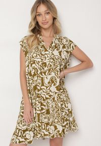 Born2be - Ciemnozielona Bawełniana Sukienka o Kroju Oversize w Ornamentny Wzór Izelona. Okazja: na co dzień. Kolor: zielony. Materiał: bawełna. Typ sukienki: oversize. Styl: klasyczny, casual #1