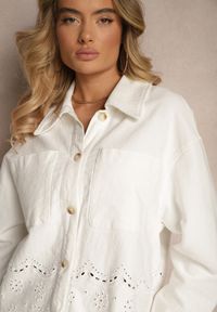 Renee - Biała Kurtka Ażurowa o Koszulowym Kroju z Kieszeniami Leniera. Okazja: na co dzień. Kolor: biały. Materiał: jeans. Wzór: ażurowy. Sezon: wiosna. Styl: klasyczny, elegancki, casual #4