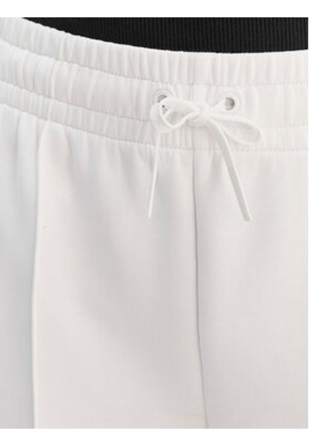 Lacoste Spodnie dresowe XF0041 Biały Relaxed Fit. Kolor: biały. Materiał: bawełna