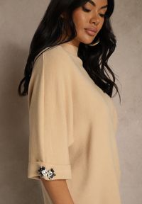 Renee - Beżowy Sweter z Cyrkoniami przy Rękawach Corentusa. Okazja: na co dzień. Kolor: beżowy. Materiał: jeans. Wzór: aplikacja. Styl: casual, elegancki #2