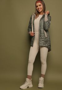 Born2be - Zielona Pikowana Kurtka z Kapturem i Przedłużonym Tyłem Tulara. Okazja: na co dzień. Typ kołnierza: kaptur. Kolor: zielony. Materiał: jeans. Wzór: aplikacja. Styl: casual, elegancki #3