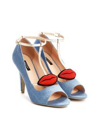 Born2be - Jasnoniebieskie Sandały Red Lips. Nosek buta: otwarty. Zapięcie: pasek. Kolor: niebieski. Materiał: denim, materiał. Wzór: aplikacja, gładki. Obcas: na obcasie. Wysokość obcasa: średni
