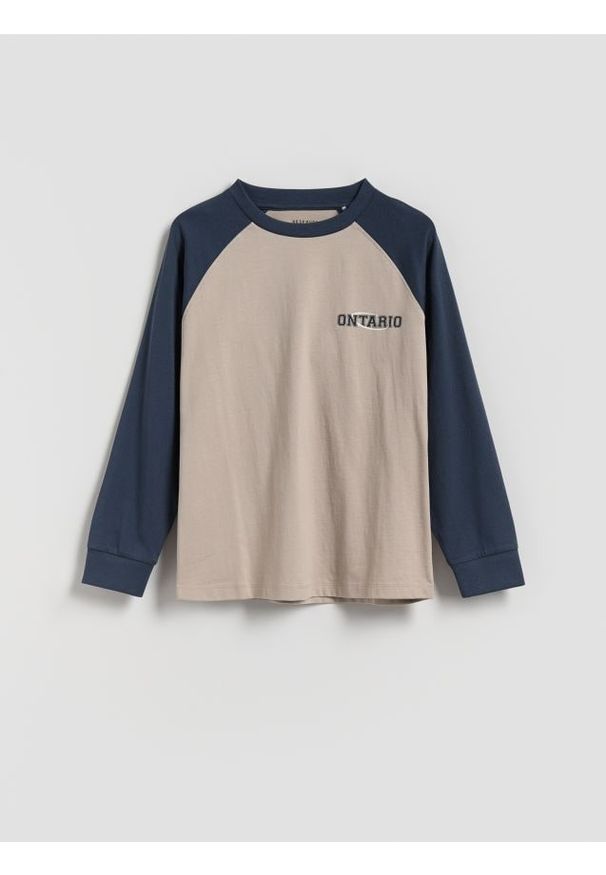Reserved - Bawełniany longsleeve z nadrukiem - kremowy. Kolor: kremowy. Materiał: bawełna. Długość rękawa: długi rękaw. Wzór: nadruk