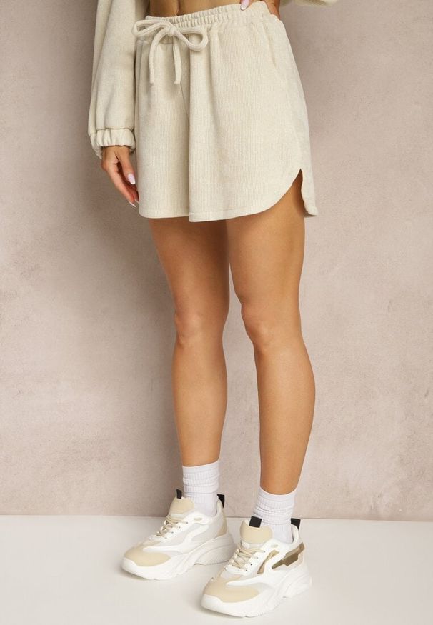 Renee - Beżowy Basicowy Komplet Szorty i Bluza Novirissa. Kolor: beżowy