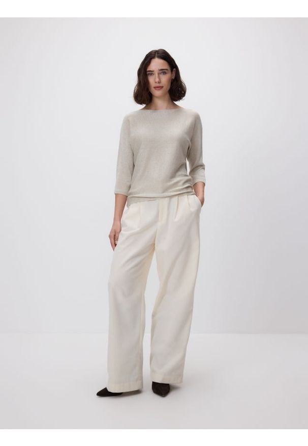 Reserved - Sweter z metalizowaną nitką - złoty. Kolor: złoty. Materiał: wiskoza