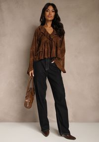 Renee - Brązowa Bluzka w Panterkę z Szerokimi Rękawami Zdobiona Falbankami Enntia. Okazja: na spacer, na co dzień. Typ kołnierza: kołnierz z falbankami. Kolor: brązowy. Materiał: jeans. Wzór: aplikacja, motyw zwierzęcy. Styl: elegancki, casual #2